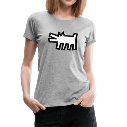 Eine Person trägt das hellgraue "T-Shirt The Barking Dog Icon, 1990" aus dem Art-O-Rama Shop, das eine fette schwarze Cartoon-Hundegrafik aus der Icons-Serie zeigt. Eine Hand steckt in der Hosentasche, die andere ruht an der Seite.