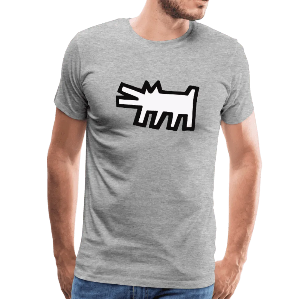 Ein Mann, der ein hellgraues Art-O-Rama Shop-T-Shirt mit der Aufschrift "The Barking Dog Icon, 1990" trägt, das auf der Vorderseite eine abstrakte Hundegrafik in Schwarz-Weiß zeigt, steht mit einer Hand in der Tasche.