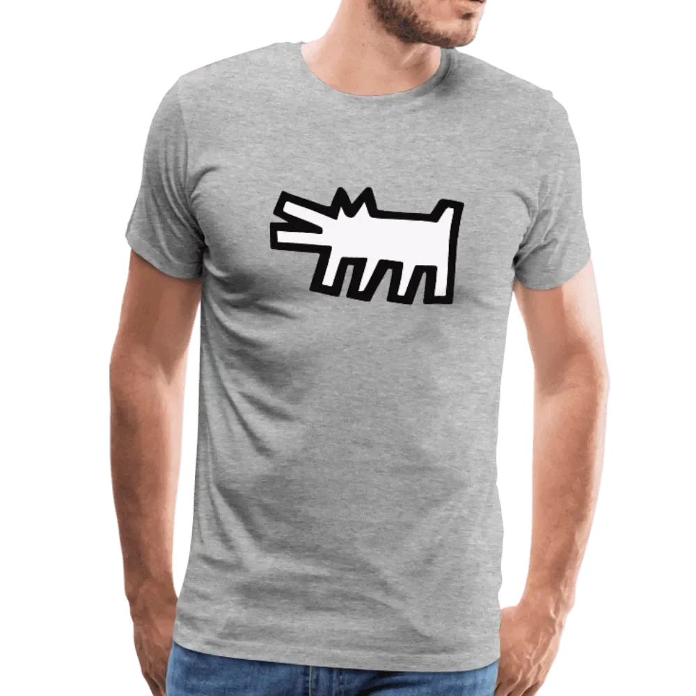 Ein Mann, der ein hellgraues Art-O-Rama Shop-T-Shirt mit der Aufschrift "The Barking Dog Icon, 1990" trägt, das auf der Vorderseite eine abstrakte Hundegrafik in Schwarz-Weiß zeigt, steht mit einer Hand in der Tasche.