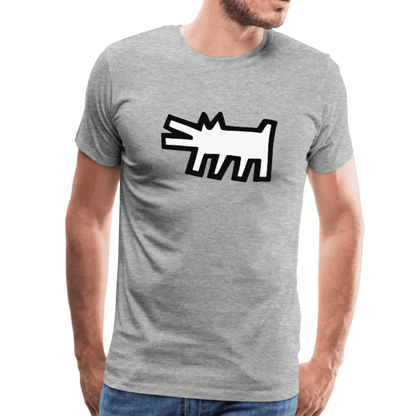 Ein Mann, der ein hellgraues Art-O-Rama Shop-T-Shirt mit der Aufschrift "The Barking Dog Icon, 1990" trägt, das auf der Vorderseite eine abstrakte Hundegrafik in Schwarz-Weiß zeigt, steht mit einer Hand in der Tasche.