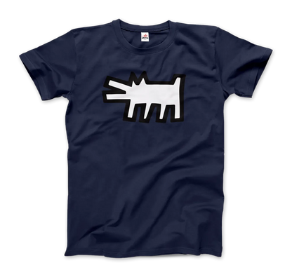 Das marineblaue T-Shirt The Barking Dog Icon, 1990 von Art-O-Rama Shop zeigt einen weißen Cartoon-Hund im abstrakten Street-Art-Stil mit schwarzem Umriss auf der Vorderseite.
