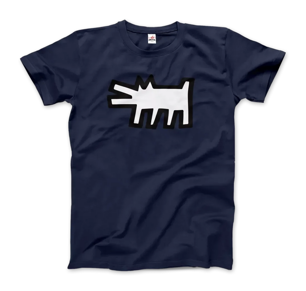 Das T-Shirt The Barking Dog Icon, 1990 von Art-O-Rama Shop zeigt ein auffälliges marineblaues Design mit einem weißen Hund im Cartoon-Stil mit schwarzem Umriss auf der Vorderseite, inspiriert von der Straßenkunst.