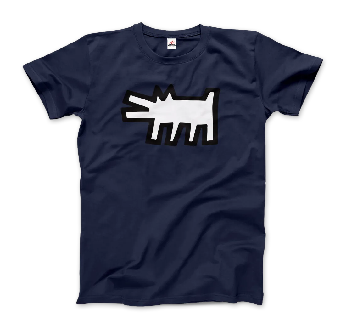 Das T-Shirt The Barking Dog Icon, 1990 von Art-O-Rama Shop zeigt ein auffälliges marineblaues Design mit einem weißen Hund im Cartoon-Stil mit schwarzem Umriss auf der Vorderseite, inspiriert von der Straßenkunst.