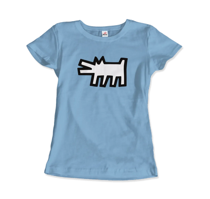 Das T-Shirt The Barking Dog Icon, 1990 von Art-O-Rama Shop zeigt ein hellblaues Design mit einem fetten weißen Hund im Cartoon-Stil mit schwarzen Umrissen und eckigen Formen, zentriert auf der Vorderseite.