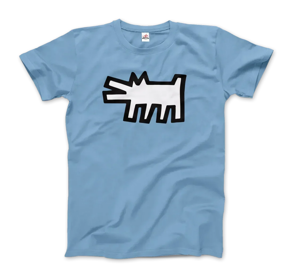 Ein hellblaues T-Shirt von Art-O-Rama Shop, "The Barking Dog Icon, 1990", zeigt eine fette schwarz-weiße Cartoon-Hundegrafik in einem vereinfachten, abstrakten Stil mittig auf der Brust.