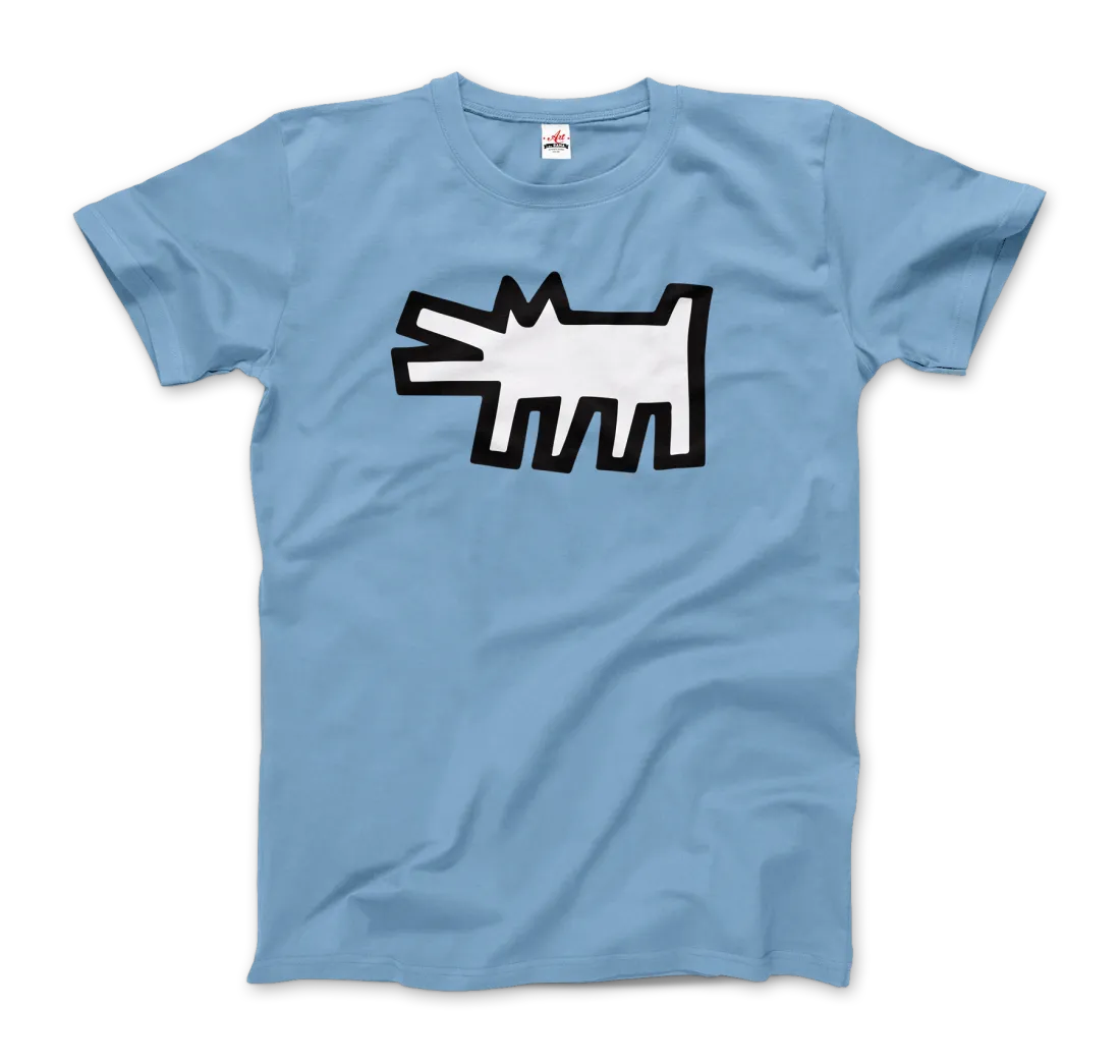 Ein hellblaues T-Shirt von Art-O-Rama Shop, "The Barking Dog Icon, 1990", zeigt eine fette schwarz-weiße Cartoon-Hundegrafik in einem vereinfachten, abstrakten Stil mittig auf der Brust.