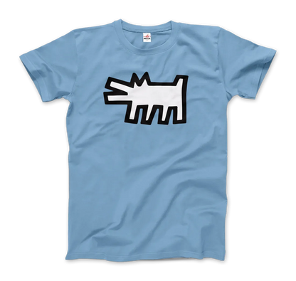 Ein hellblaues T-Shirt von Art-O-Rama Shop, "The Barking Dog Icon, 1990", zeigt eine fette schwarz-weiße Cartoon-Hundegrafik in einem vereinfachten, abstrakten Stil mittig auf der Brust.