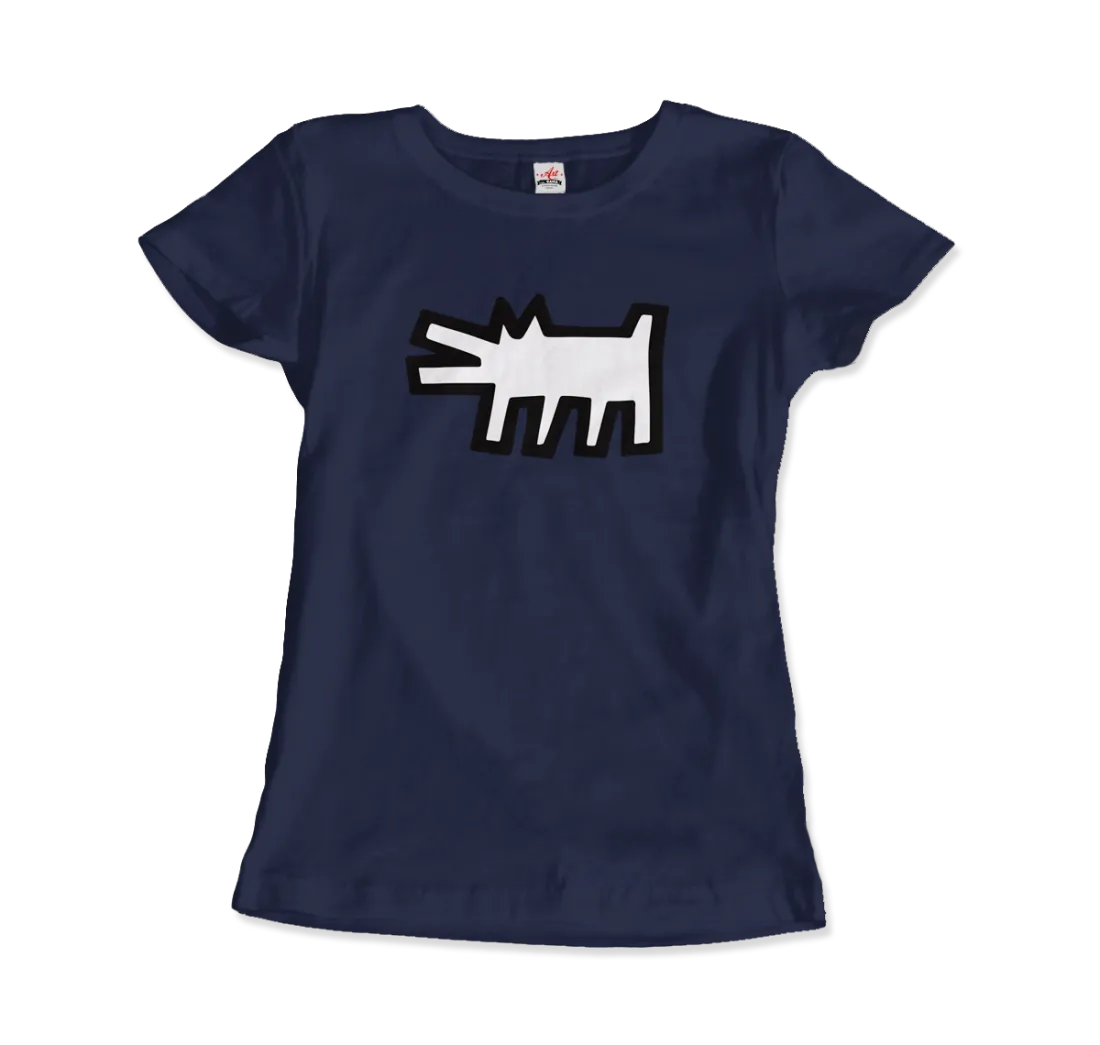 Das marineblaue T-Shirt The Barking Dog Icon von The Art-O-Rama Shop aus dem Jahr 1990 zeigt eine auffällige weiße Hundegrafik mit schwarzem Umriss auf der Brust, inspiriert vom Stil der Straßenkunst.
