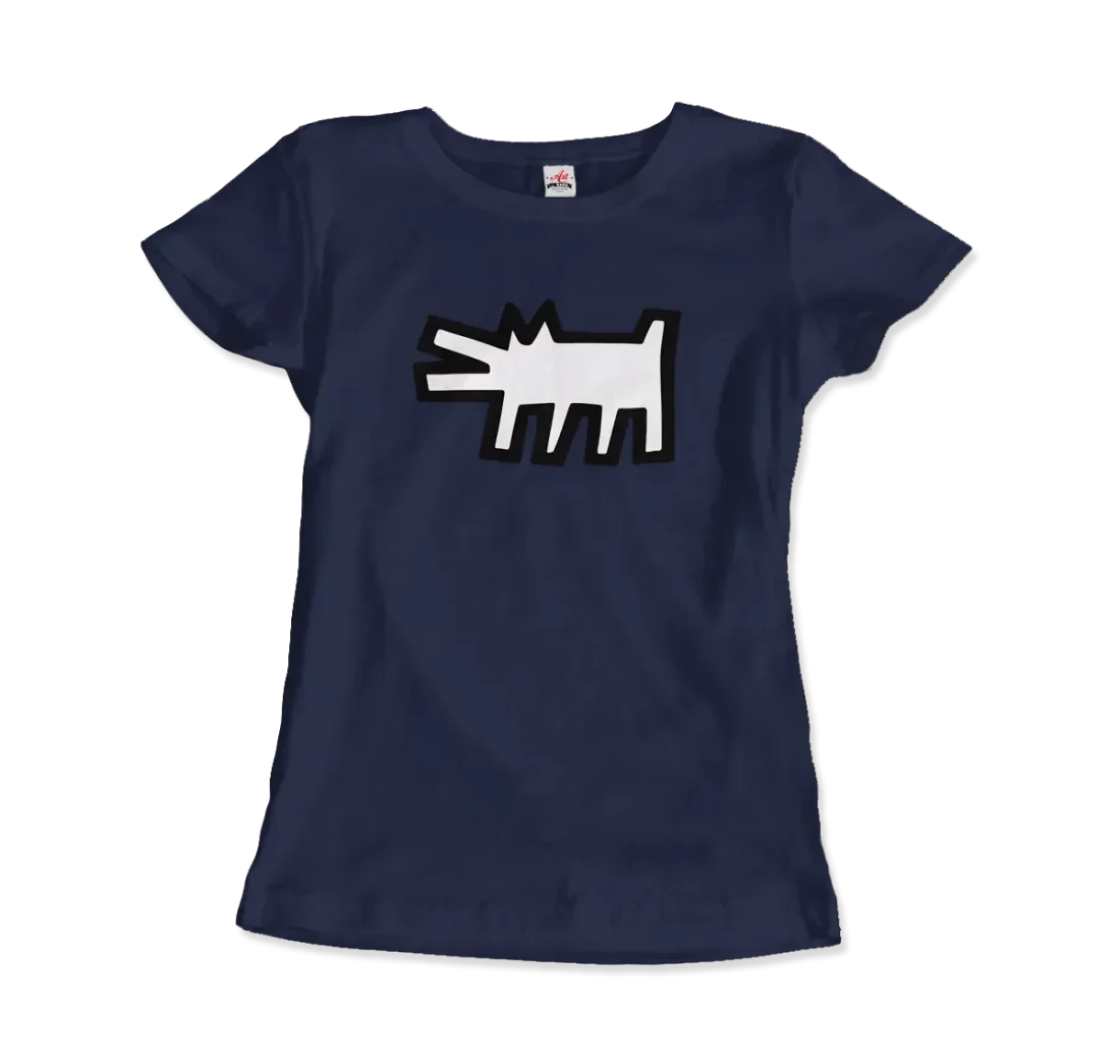 Das marineblaue T-Shirt The Barking Dog Icon von The Art-O-Rama Shop aus dem Jahr 1990 zeigt eine auffällige weiße Hundegrafik mit schwarzem Umriss auf der Brust, inspiriert vom Stil der Straßenkunst.