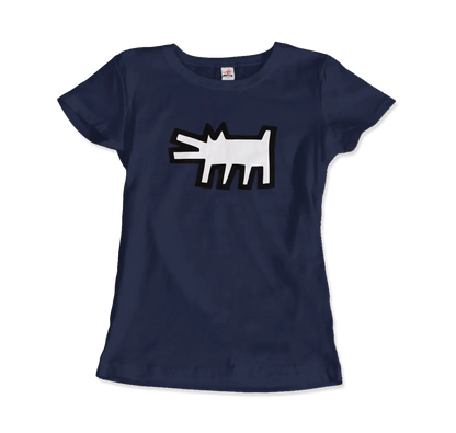Das Art-O-Rama Shop T-Shirt "The Barking Dog Icon, 1990" in Marineblau zeigt einen fetten, grafischen weißen Hund mit einem schwarzen Umriss in der Mitte, inspiriert von verspielter, cartoonhafter Kunst.