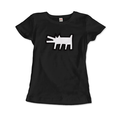 Das T-Shirt The Barking Dog Icon, 1990 von Art-O-Rama Shop zeigt einen fetten weißen stilisierten Hund mit gezackten Linien und dicken schwarzen Umrissen, zentriert auf einem schwarzen Shirt für einen auffälligen Street-Art-Look.