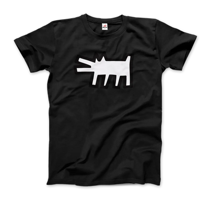 Das T-Shirt The Barking Dog Icon, 1990 von The Art-O-Rama Shop ist ein schwarzes T-Shirt mit einem fetten weißen Cartoon-Hund und geometrischen Formen auf der Vorderseite, inspiriert vom Street-Art-Stil.