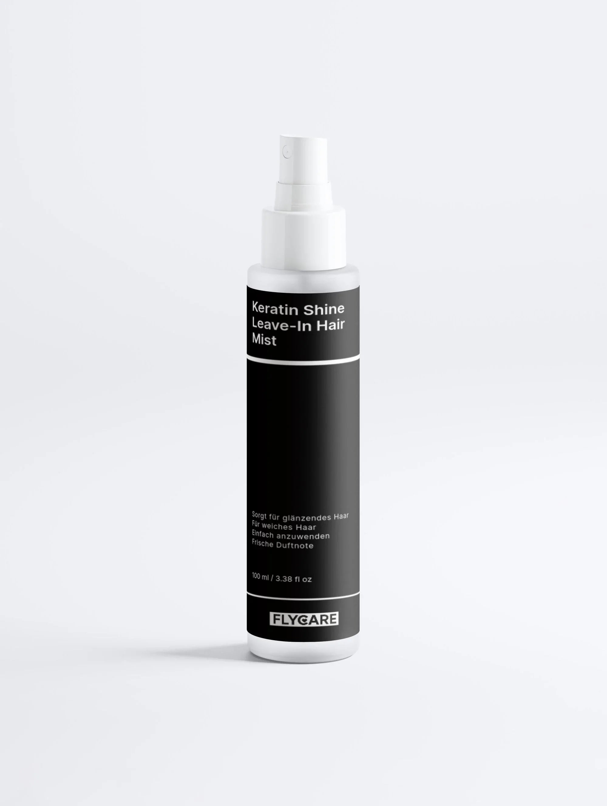 Keratin Shine Leave-In Haarnebel von Flygare, in einer schlichten, weißen Sprühflasche auf hellem Hintergrund.
