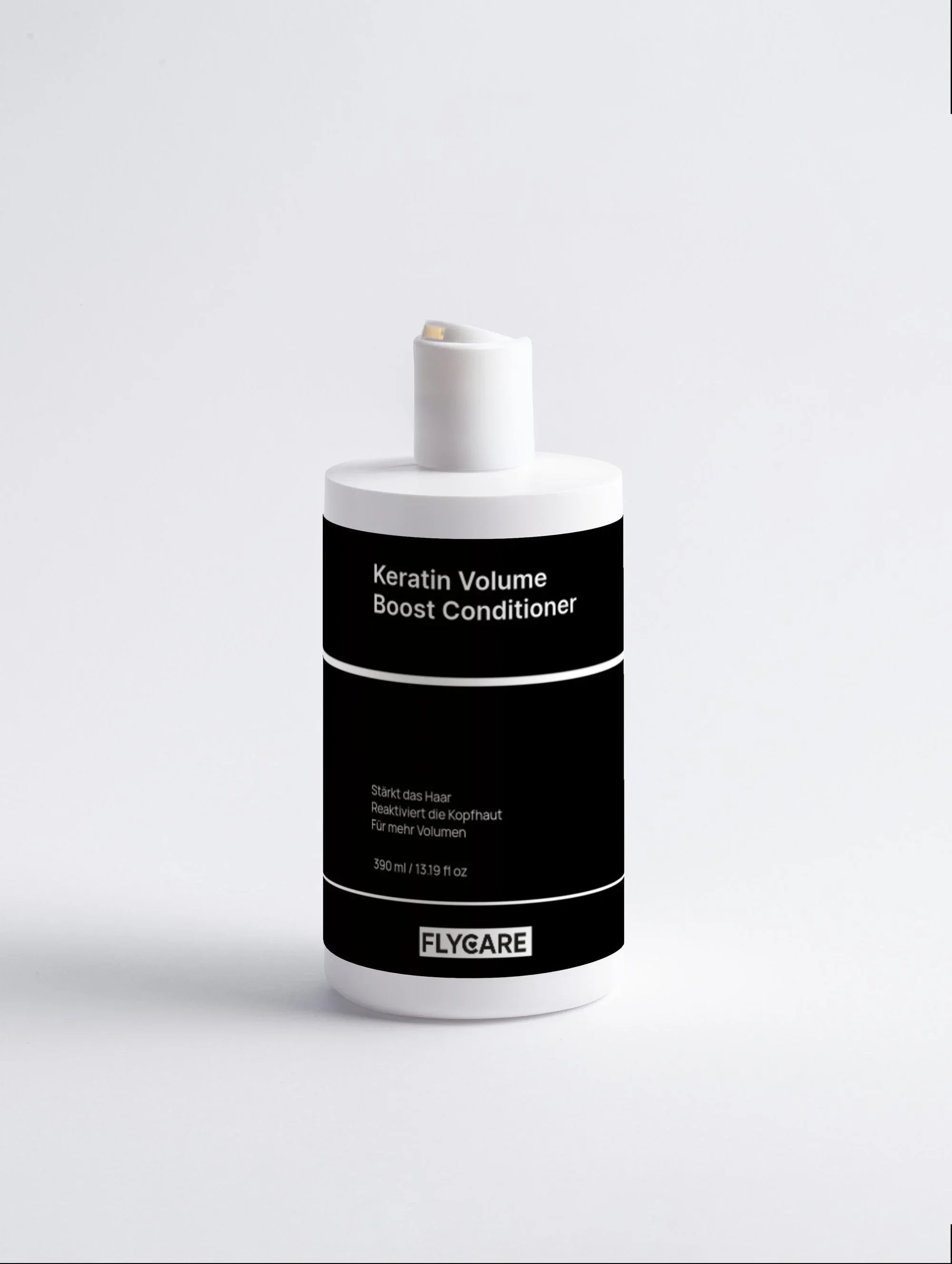 Keratin Volume Boost Conditioner von Flycare in einer weißen Flasche mit schwarzem Etikett.