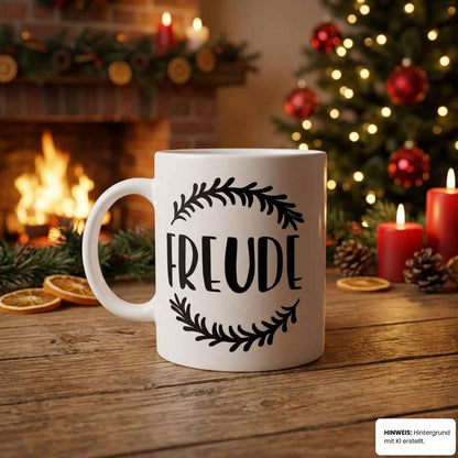 Tasse Kranz-Serie vor Kamin und Weihnachtsbaum – flyliving