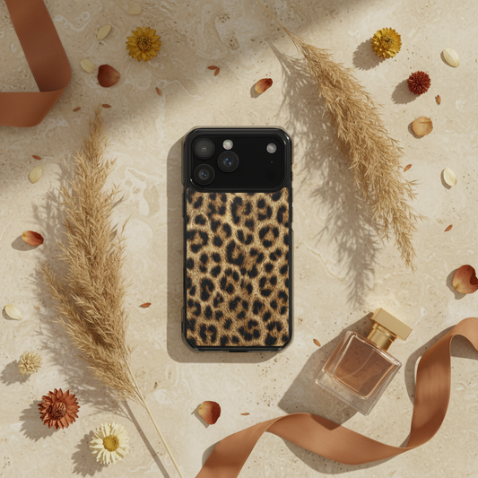 Rückseite der zweischichtigen magSafe®-hülle golden trail mit leopard-print in schwarzen und tanfarbenen mustern