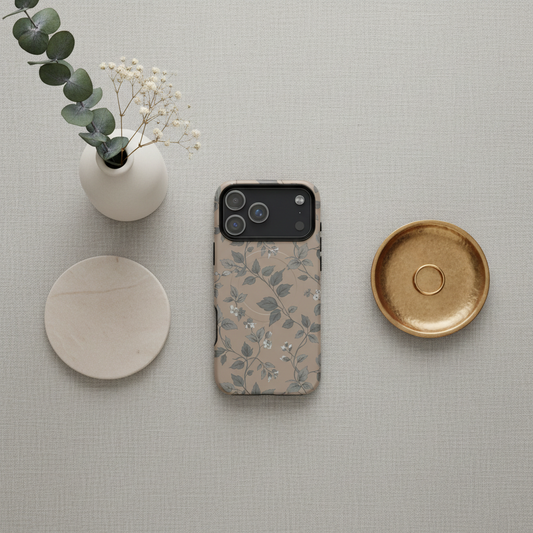Beige magsafe hülle für iphone mit grauem und weißem blattranken-print und schwarzem kameraausschnitt auf der rückseite