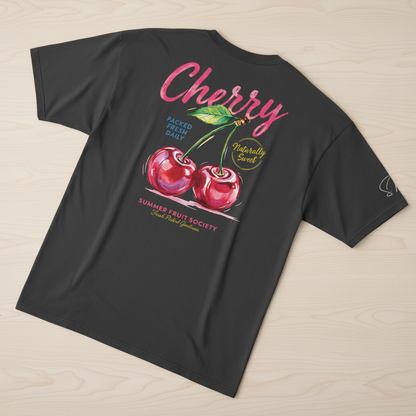 Schwarzes oversized bio t-shirt mit lebendigem kirschmotiv und pinker schrift von summer fruit society