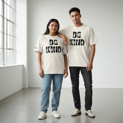 Off-white Baumwoll-Oversized-T-Shirt mit schwarzem Be Kind Schriftzug und erhobenen Fäusten im verwaschenen Unisex-Look