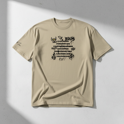 Beigefarbenes oversized t shirt mit kurzärmeln und schwarzem graffiti print mit text und symbolen