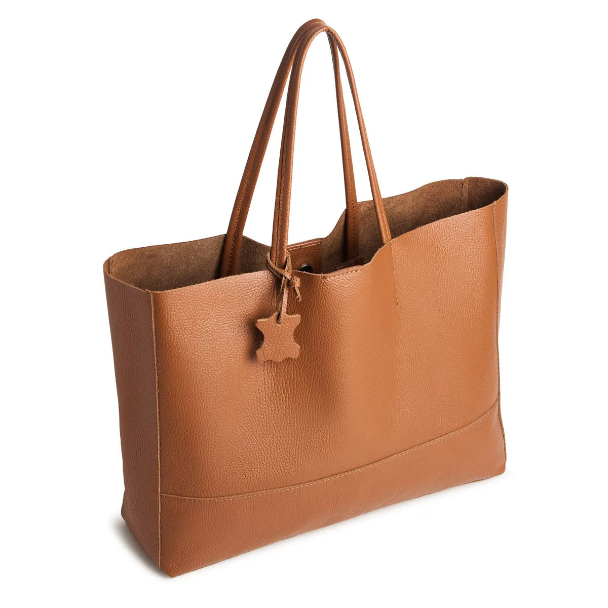 Die braune Umhängetasche "Susi" aus Leder von flyliving mit Doppelhenkeln und sternförmigem Anhänger ist die perfekte Handtasche Damen für jeden Anlass - abgebildet auf weißem Hintergrund.