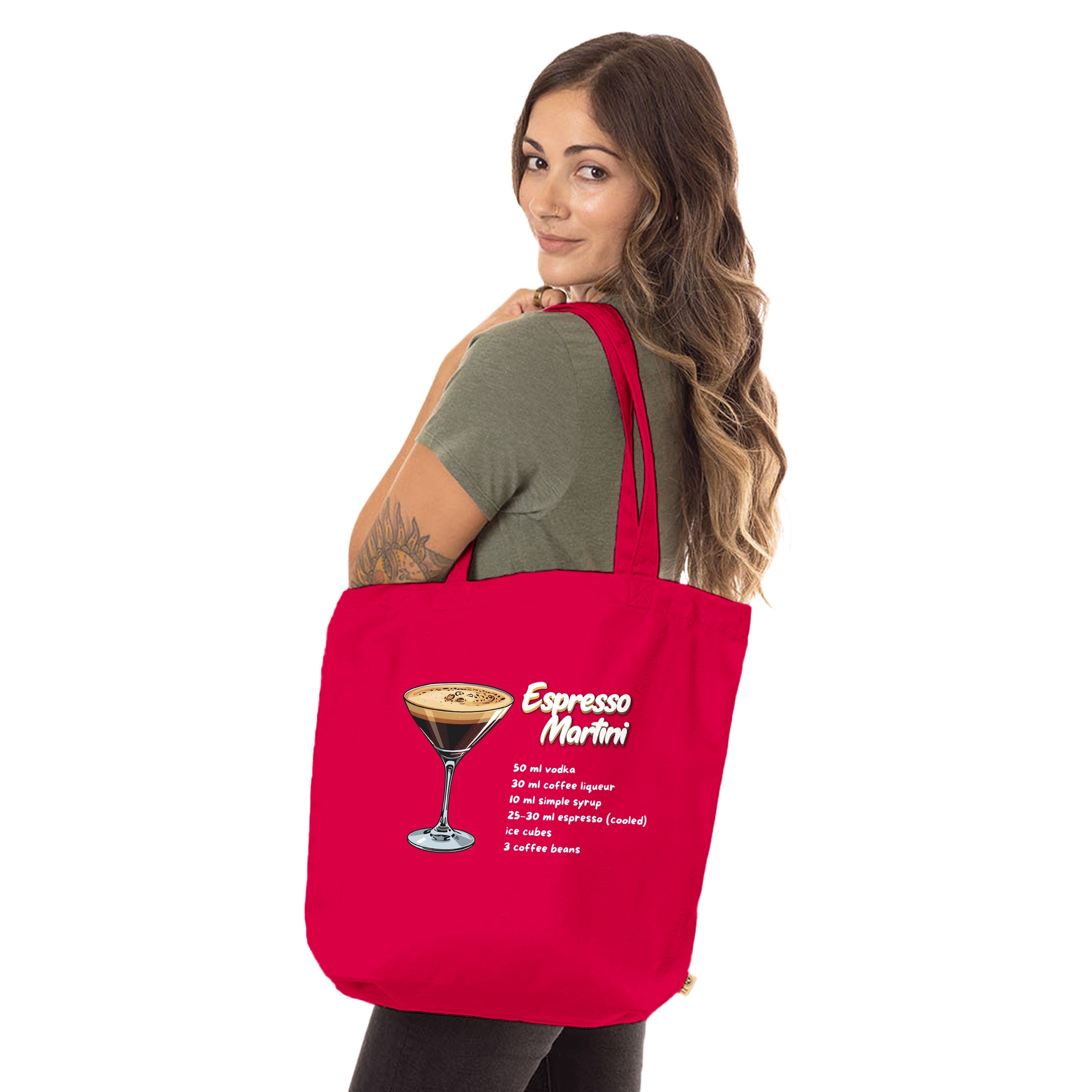 Roter Jutebeutel "Espresso Martini" mit Rezept von flyliving, getragen von einer Frau mit olivfarbenem T-Shirt.