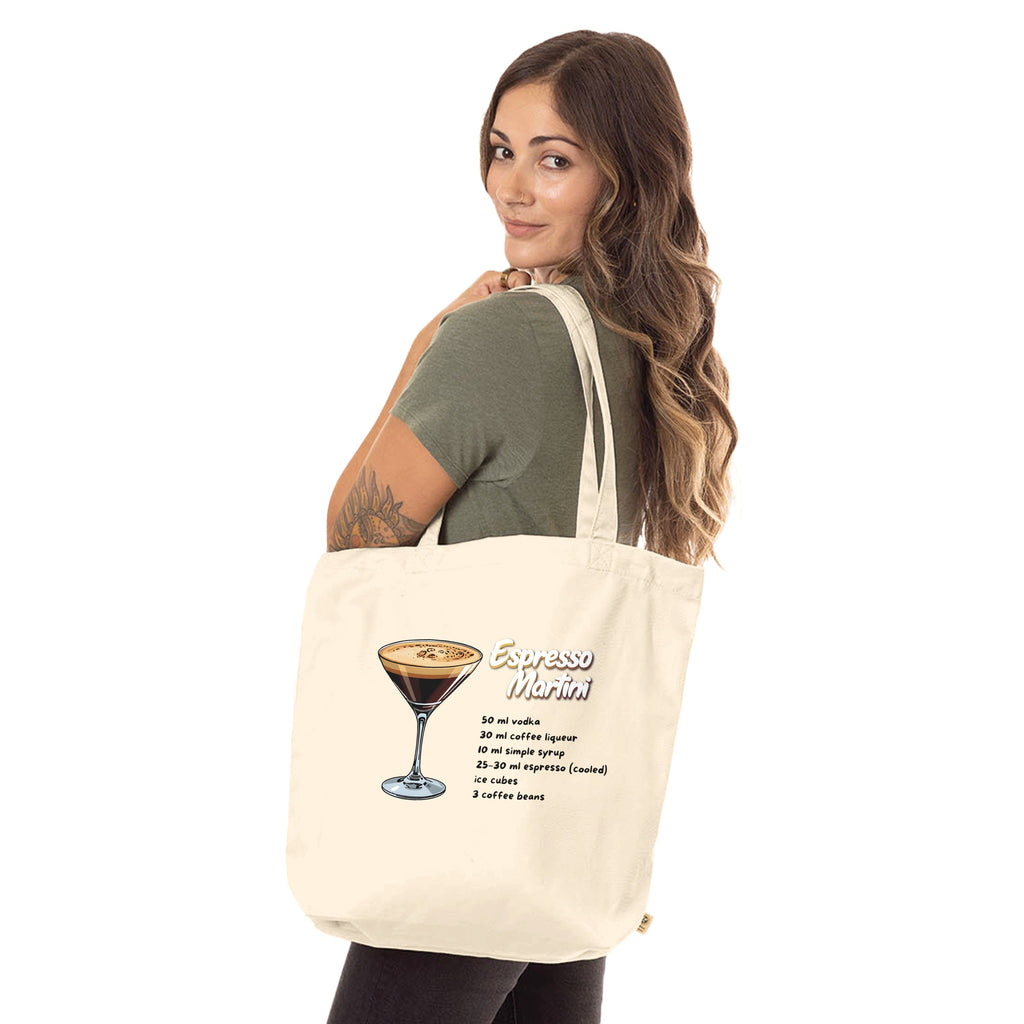 Beiger Jutebeutel mit Espresso-Martini-Rezept von flyliving, getragen von einer Frau mit olivgrünem Shirt und Tattoo.