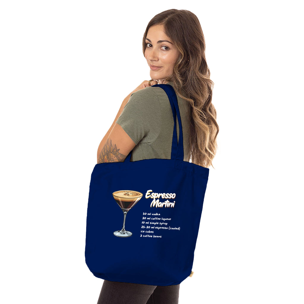 Marineblaue Jutebeutel-Tasche mit Espresso-Martini-Rezept von flyliving, getragen von einer Frau mit olivgrünem T-Shirt.