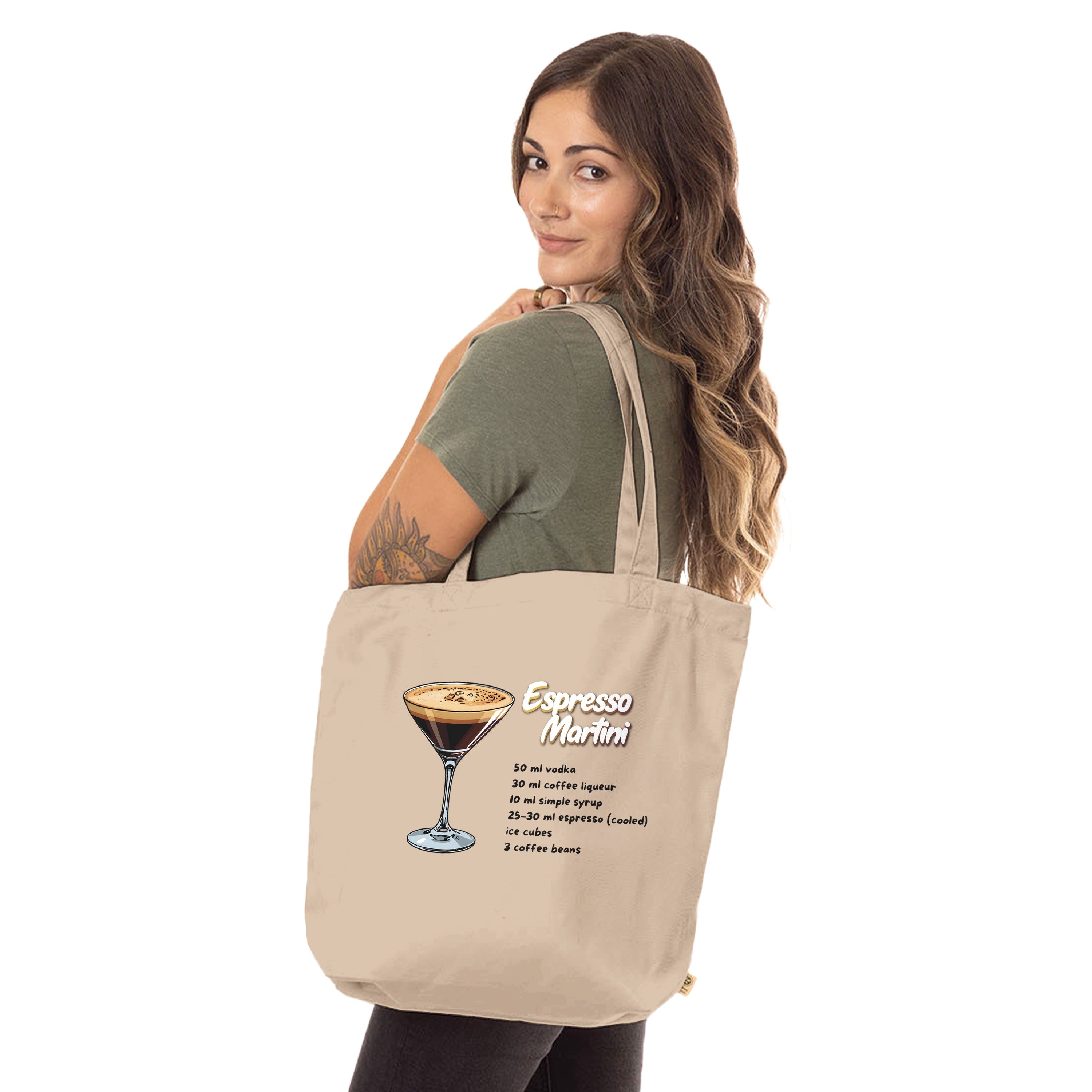Beiger Jutebeutel mit Espresso Martini Rezept von flyliving, mit Cocktail-Illustration und Text, getragen von einer Frau mit olivgrünem T-Shirt.
