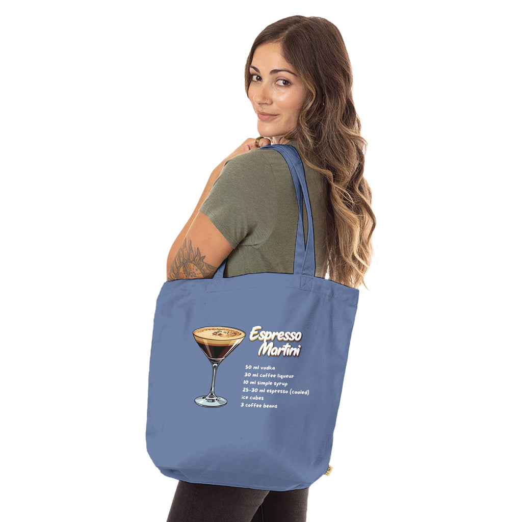Blauer Jutebeutel mit Espresso Martini Rezept von flyliving, getragen von einer Frau mit olivgrünem T-Shirt.