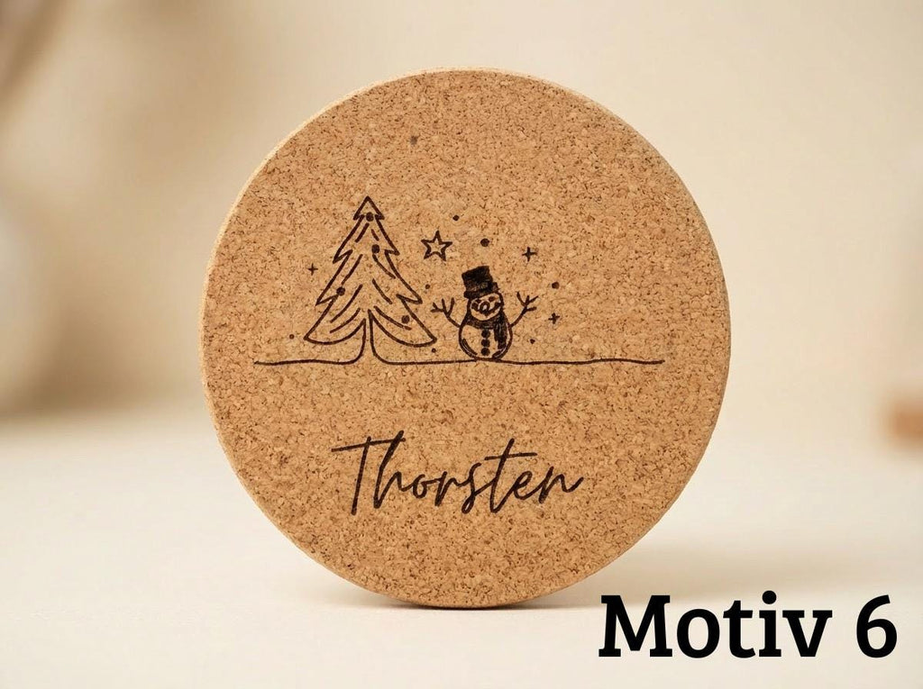 Personalisierter Kork Untersetzer Weihnachten mit Namen Wichtelgeschenk & Tischdeko 6 versch. Designs, Graviertes Weihnachtsgeschenk Set - flyliving