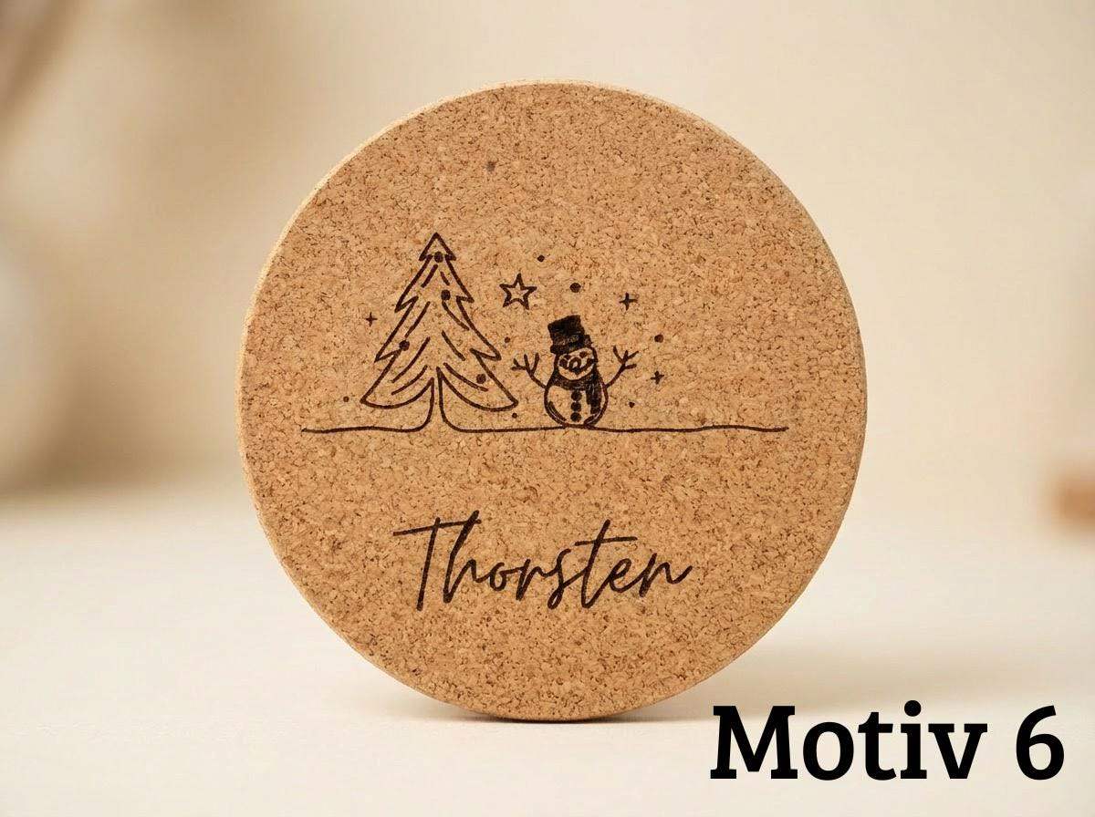 Personalisierter Kork Untersetzer Weihnachten mit Namen Wichtelgeschenk & Tischdeko 6 versch. Designs, Graviertes Weihnachtsgeschenk Set - flyliving