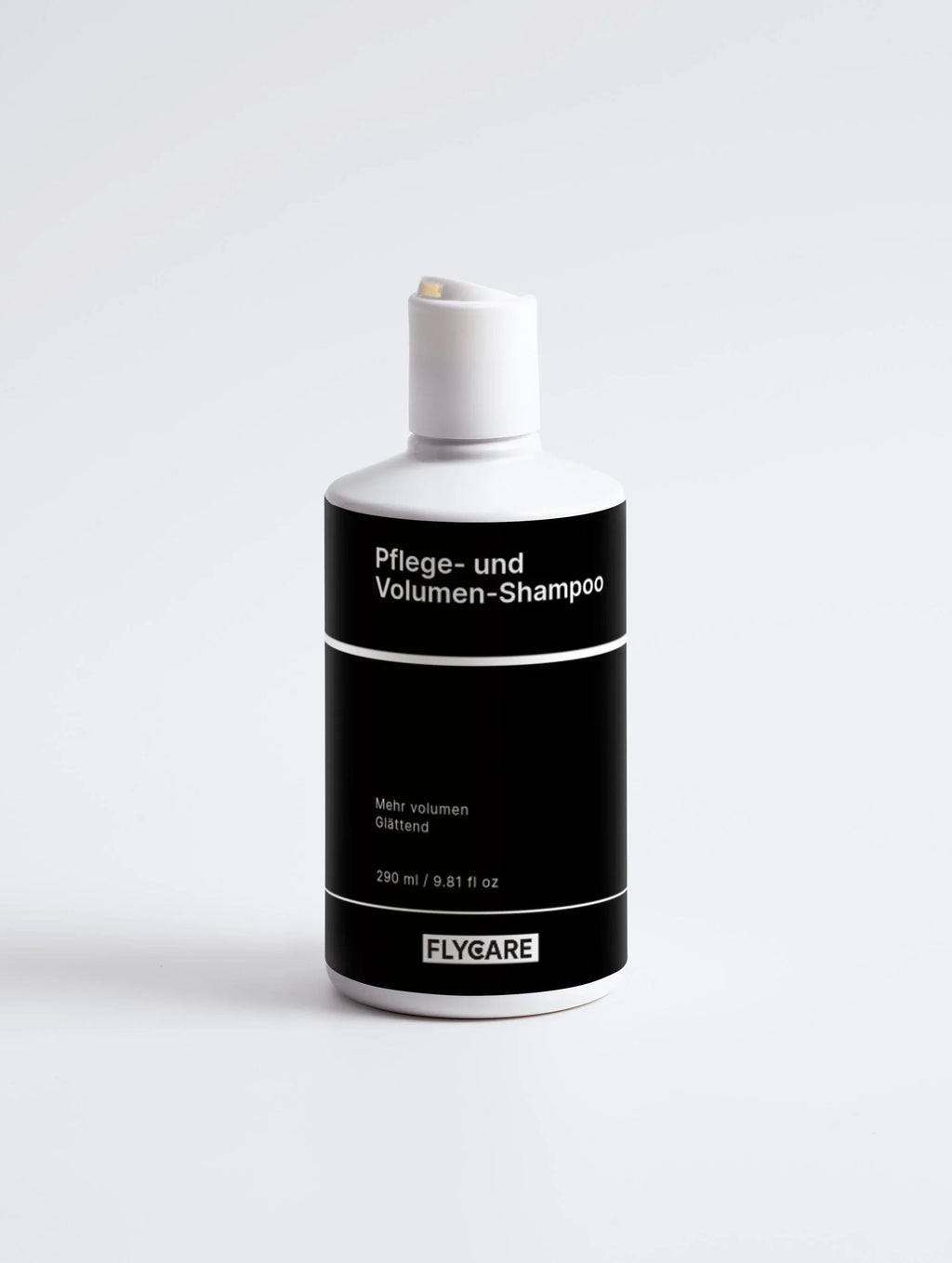 Pflege- und Volumen-Shampoo von Flycare in weißer Flasche mit schwarzem Etikett vor neutralem Hintergrund.