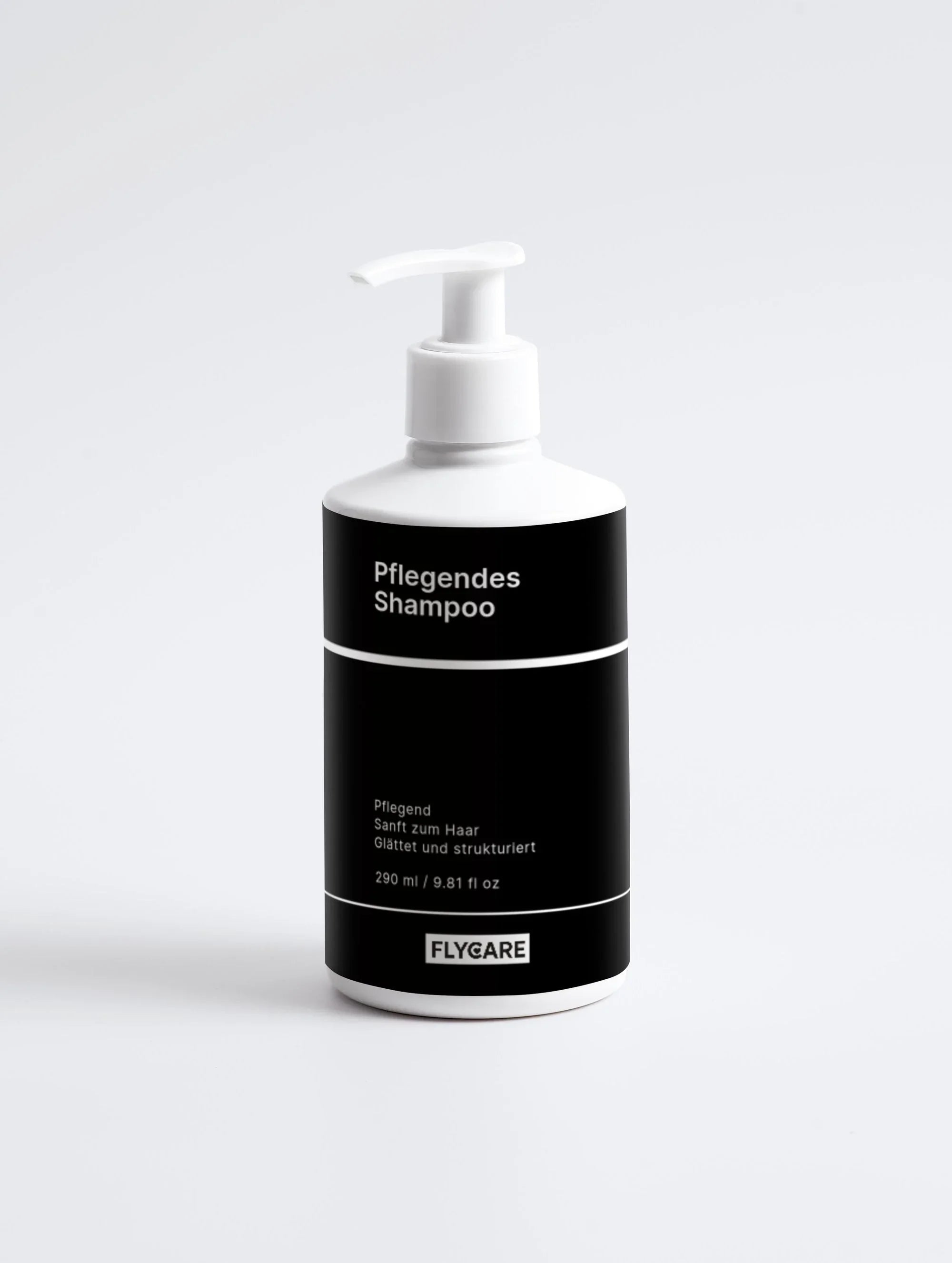 Pflegendes Shampoo von Flycare in einer weißen Flasche mit schwarzem Etikett und Dosierpumpe.