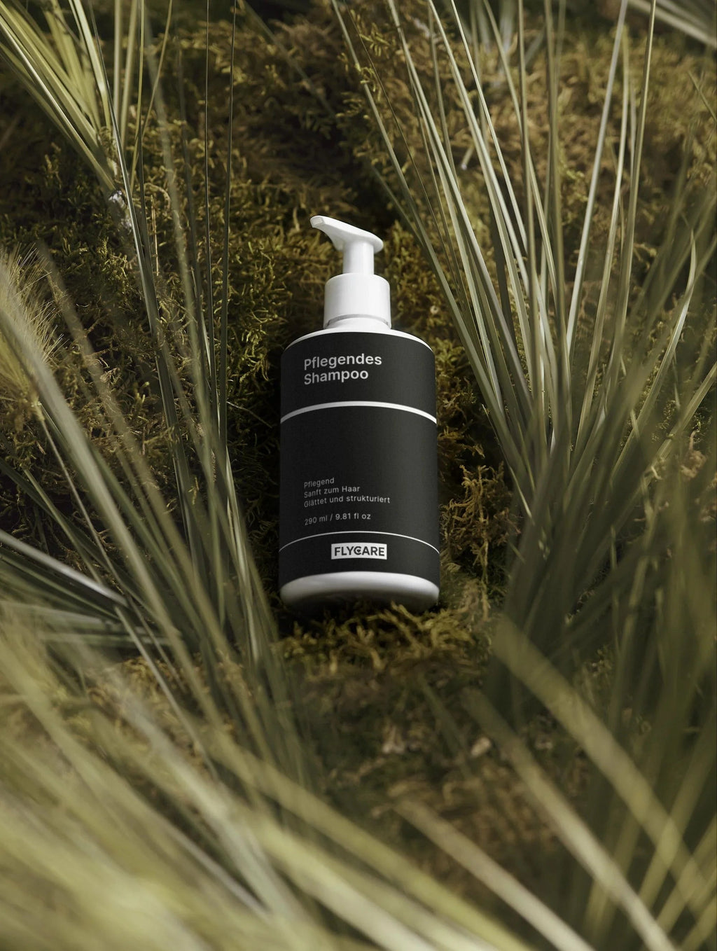 Pflegendes Shampoo von Flycare, auf Moos und Gras drapiert.