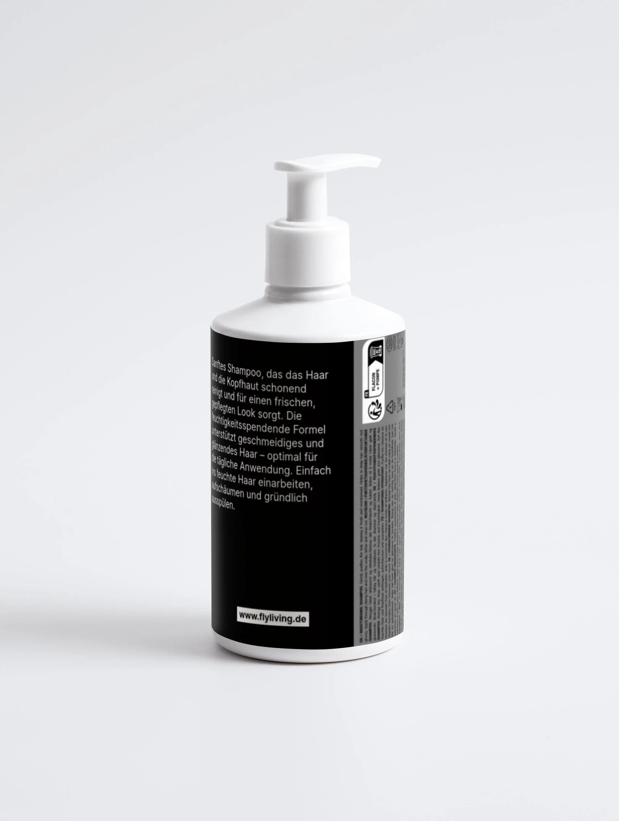 Pflegendes Shampoo von flycare in einer weißen Flasche mit Spender vor einem weißen Hintergrund.
