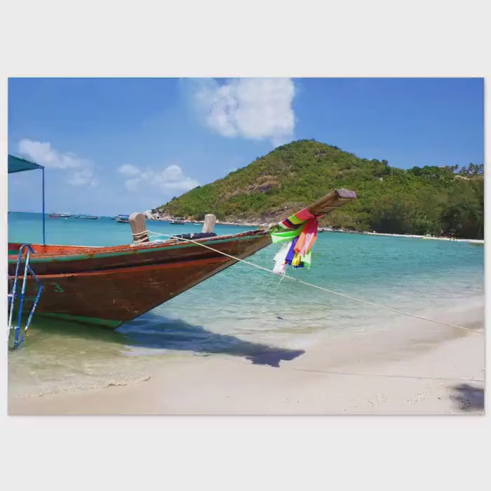Thailand Bild: Longboat am Strand von Koh Pangan - Lebendige Farben & Hochwertiger Druck