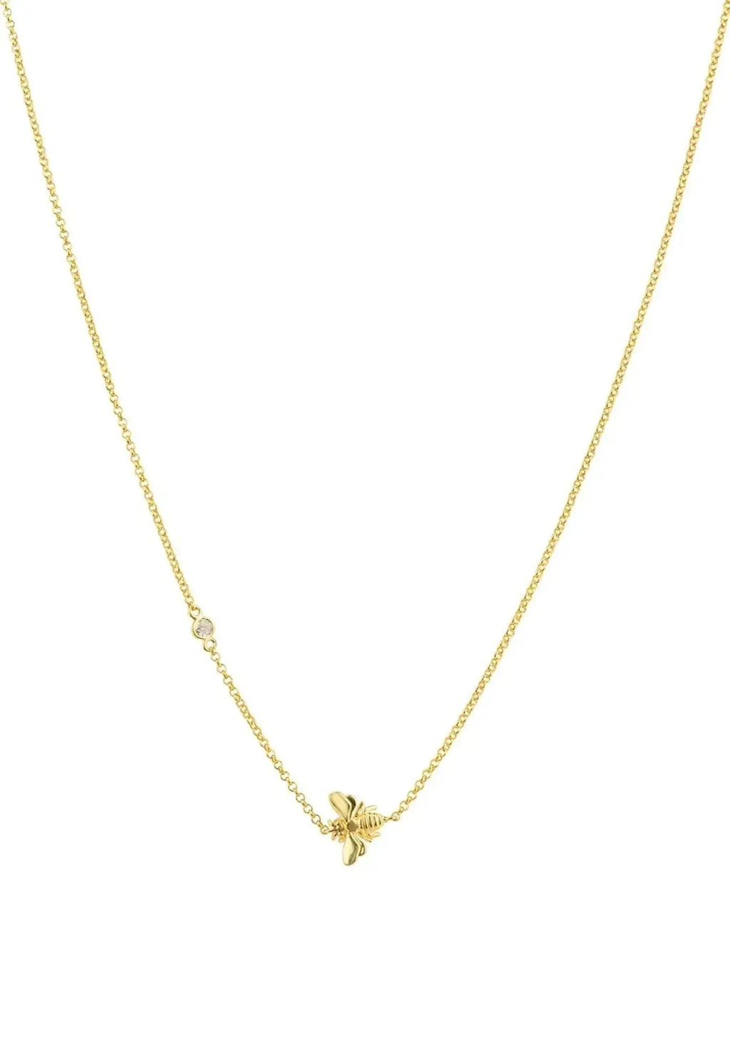 Die LATELITA Halskette "Kunigunde", vergoldet, ist eine zarte Goldkette mit einem kleinen goldenen Bienenanhänger und einem winzigen klaren Edelstein auf der Kette, die vor einem weißen Hintergrund gezeigt wird.