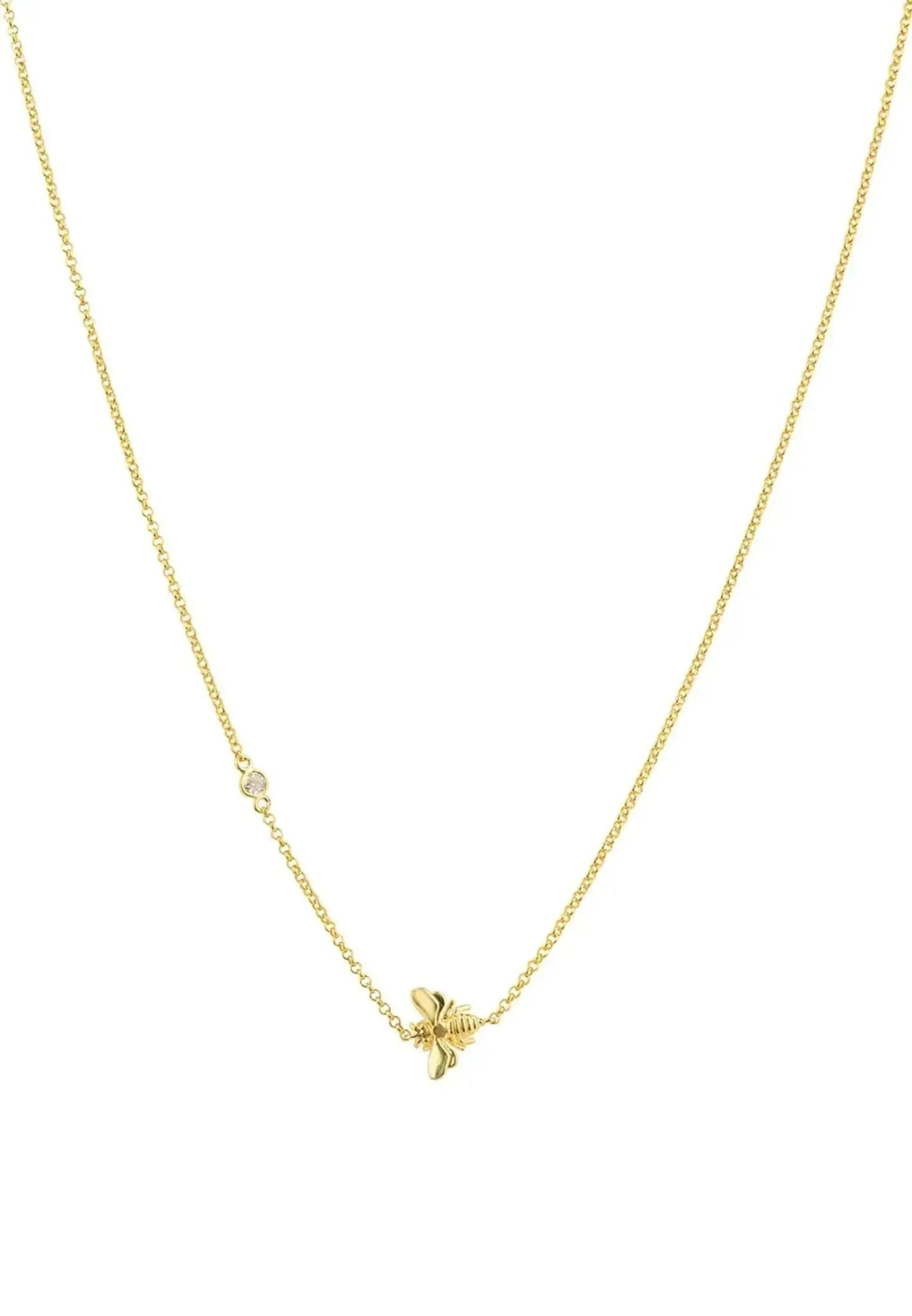 Die LATELITA Halskette "Kunigunde", vergoldet, ist eine zarte Goldkette mit einem kleinen goldenen Bienenanhänger und einem winzigen klaren Edelstein auf der Kette, die vor einem weißen Hintergrund gezeigt wird.