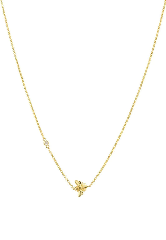 Die LATELITA Halskette "Kunigunde", vergoldet, ist eine zarte Goldkette mit einem kleinen goldenen Bienenanhänger und einem winzigen klaren Edelstein auf der Kette, die vor einem weißen Hintergrund gezeigt wird.