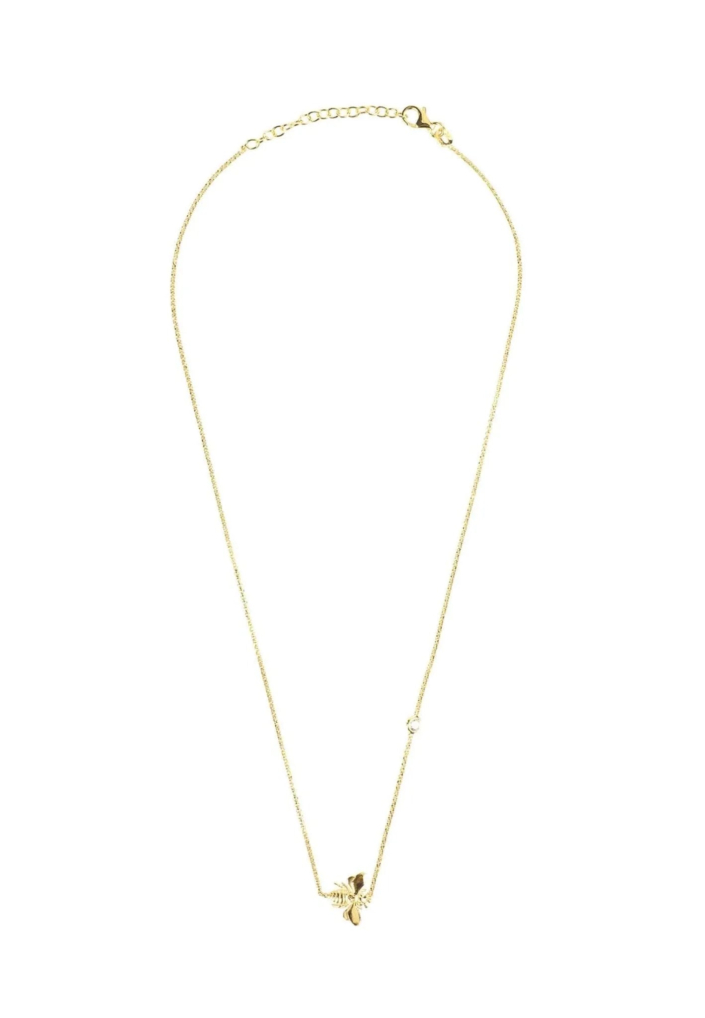 Die LATELITA Halskette "Kunigunde", vergoldet, besteht aus einer zarten Goldkette mit einem kleinen Bienen-Anhänger, der auf weißem Hintergrund abgebildet ist.