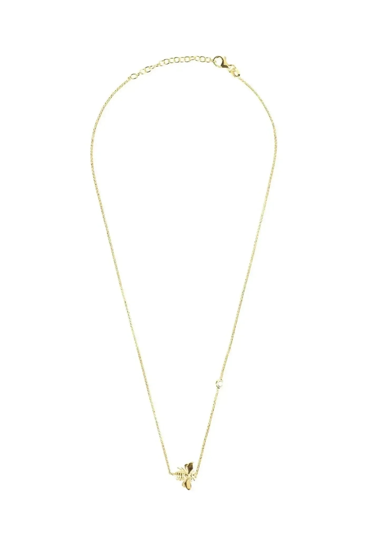 Die LATELITA Halskette "Kunigunde", vergoldet, besteht aus einer zarten Goldkette mit einem kleinen Bienen-Anhänger, der auf weißem Hintergrund abgebildet ist.