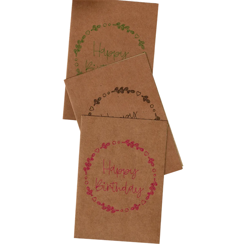 Geburtstagskarten aus braunem Kraftpapier mit verschiedenfarbigen Schriftzug „Happy Birthday“ und floraler Verzierung aus Blättern und Herzen. Nachhaltiges Design, ideal für umweltbewusste Glückwünsche. Perfekt für persönliche und stilvolle Geburtstagsgrüße.