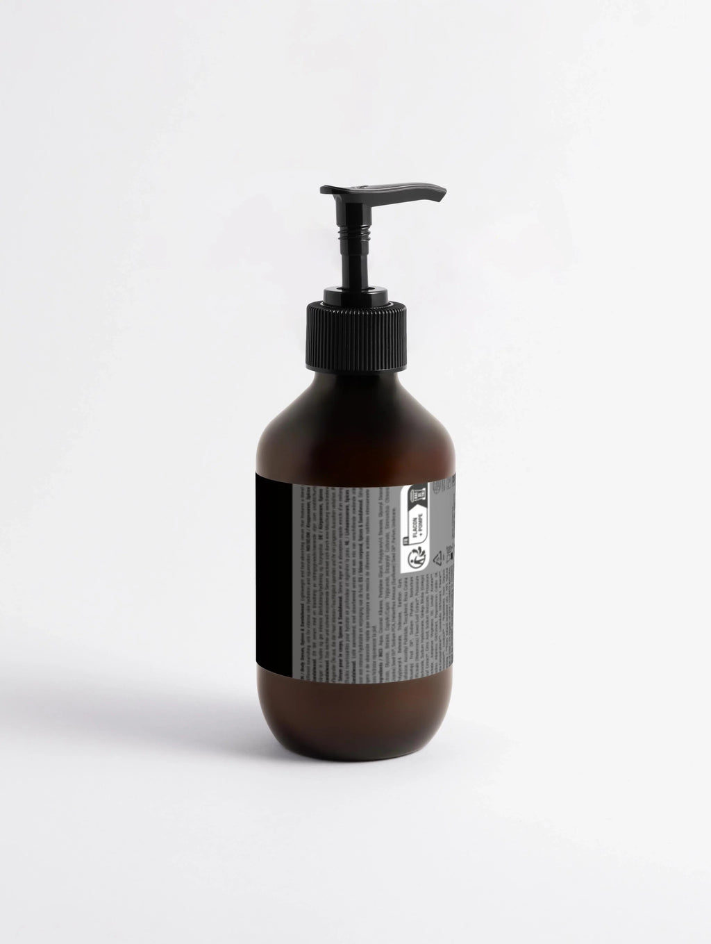 Bodylotion "Silk Skin Body Serum, Gewürze & Sandelholz" von flyliving mit schwarzem Spender, Etikett und braunem Behälter vor weißem Hintergrund.
