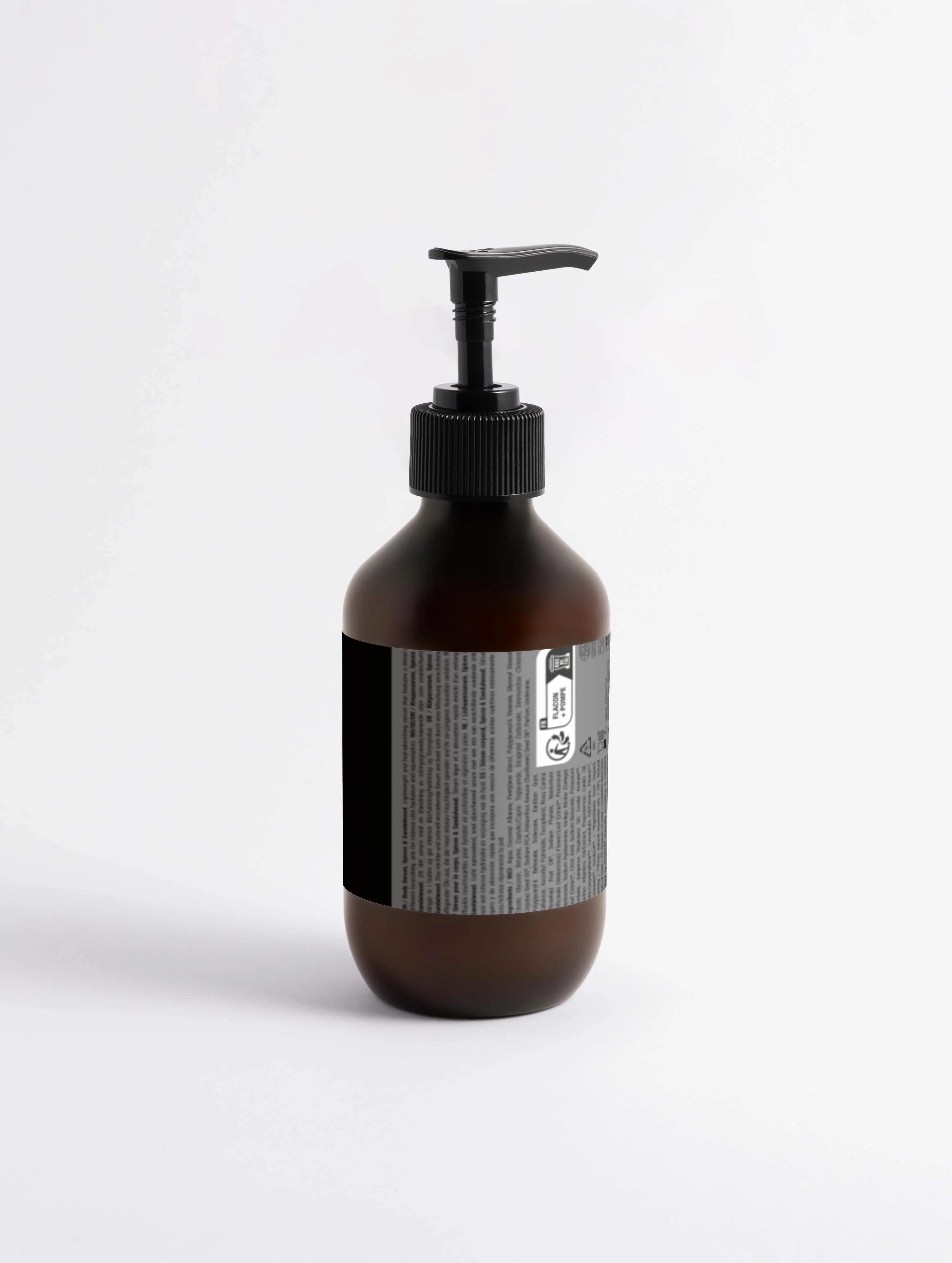 Bodylotion "Silk Skin Body Serum, Gewürze & Sandelholz" von flyliving mit schwarzem Spender, Etikett und braunem Behälter vor weißem Hintergrund.
