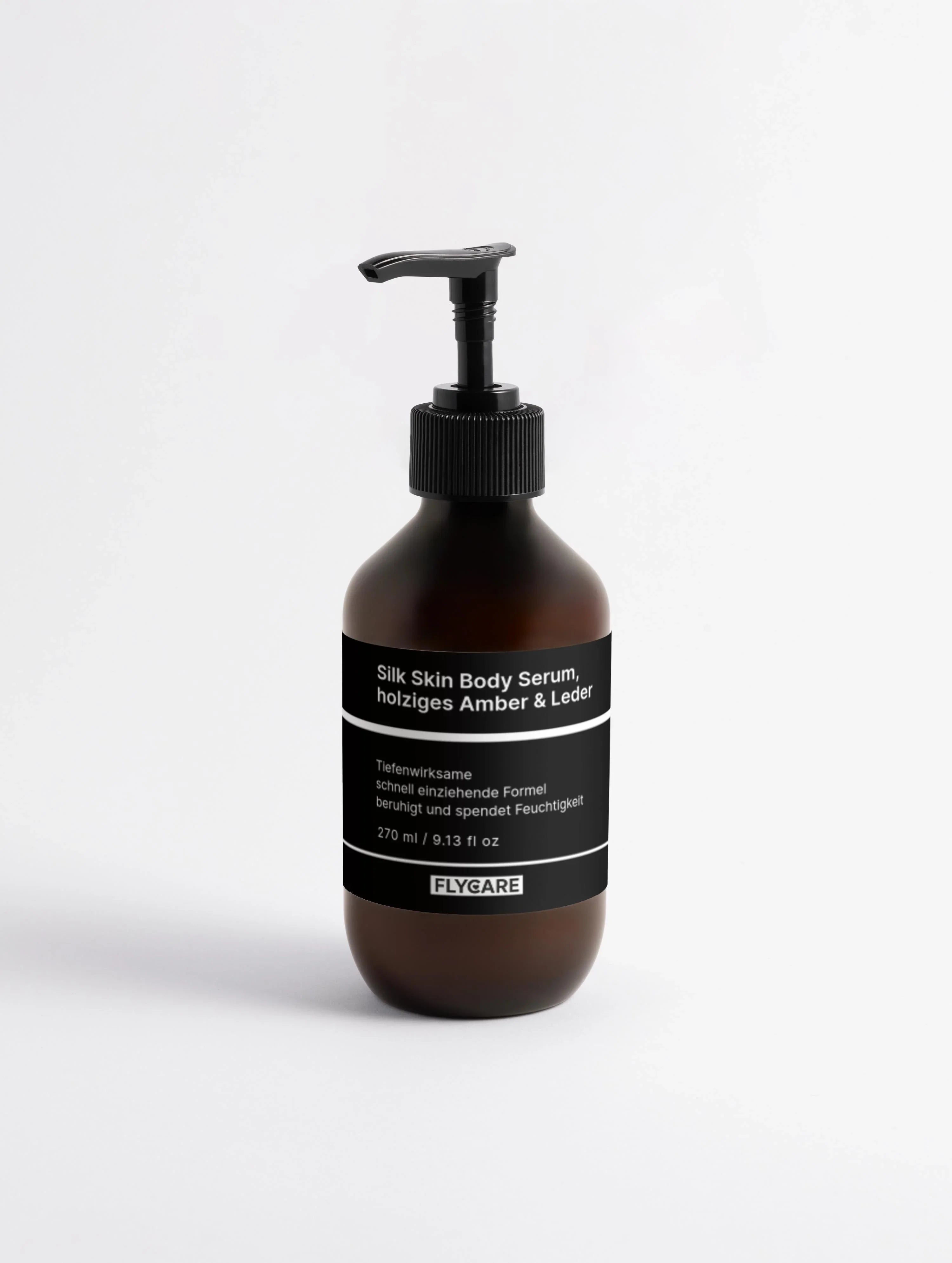 Bernsteinfarbenes Silk Skin Body Serum mit Leder- und Holznoten von Flycare, in brauner Flasche mit schwarzem Pumpspender.
