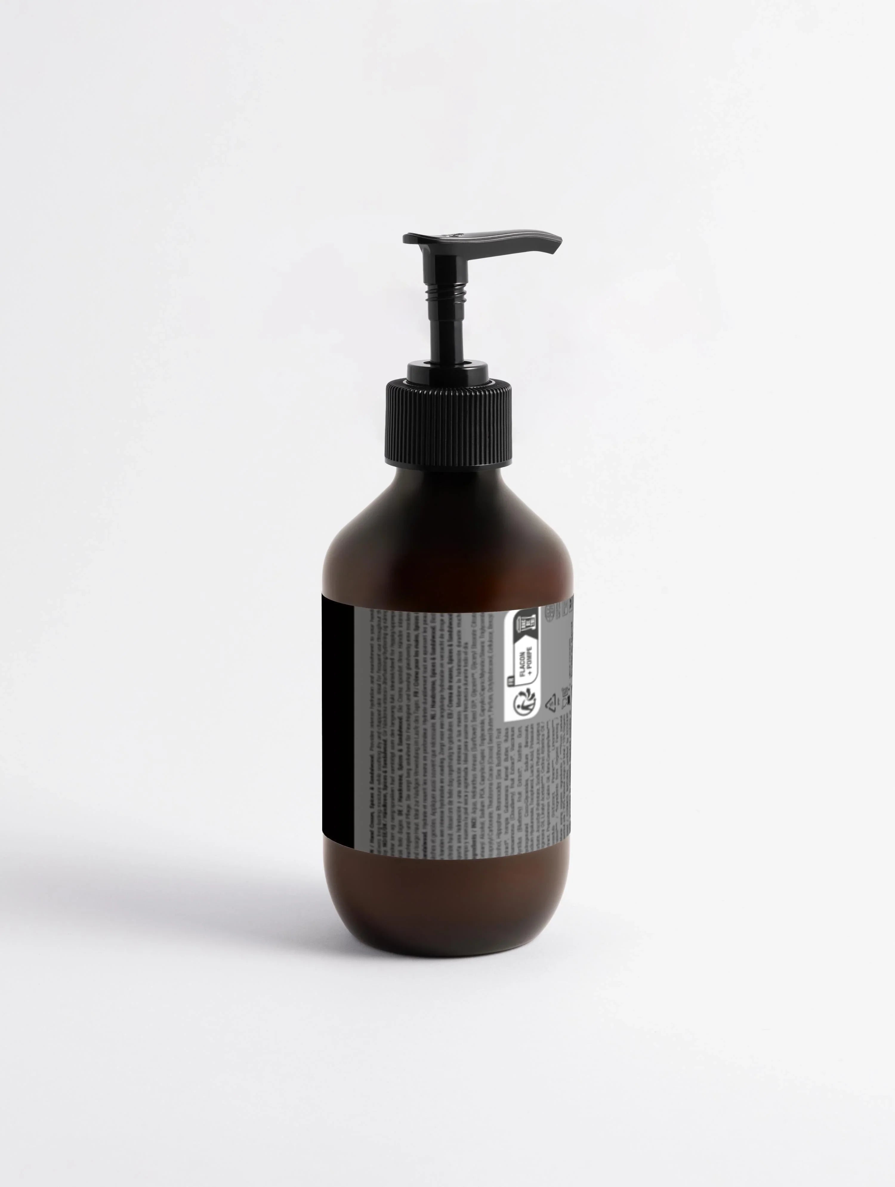 Braune Handcreme Silk Skin, Gewürze & Sandelholz von flyliving, in einem Spender mit schwarzer Pumpe.