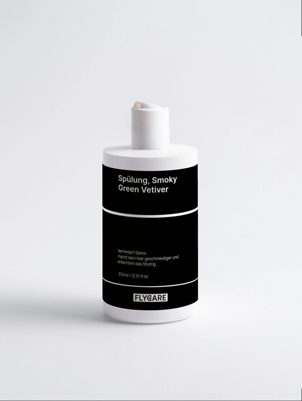 Smoky Green Vetiver Spülung von Flycare, in einer schlichten weißen Flasche mit schwarzem Etikett auf hellem Hintergrund.
