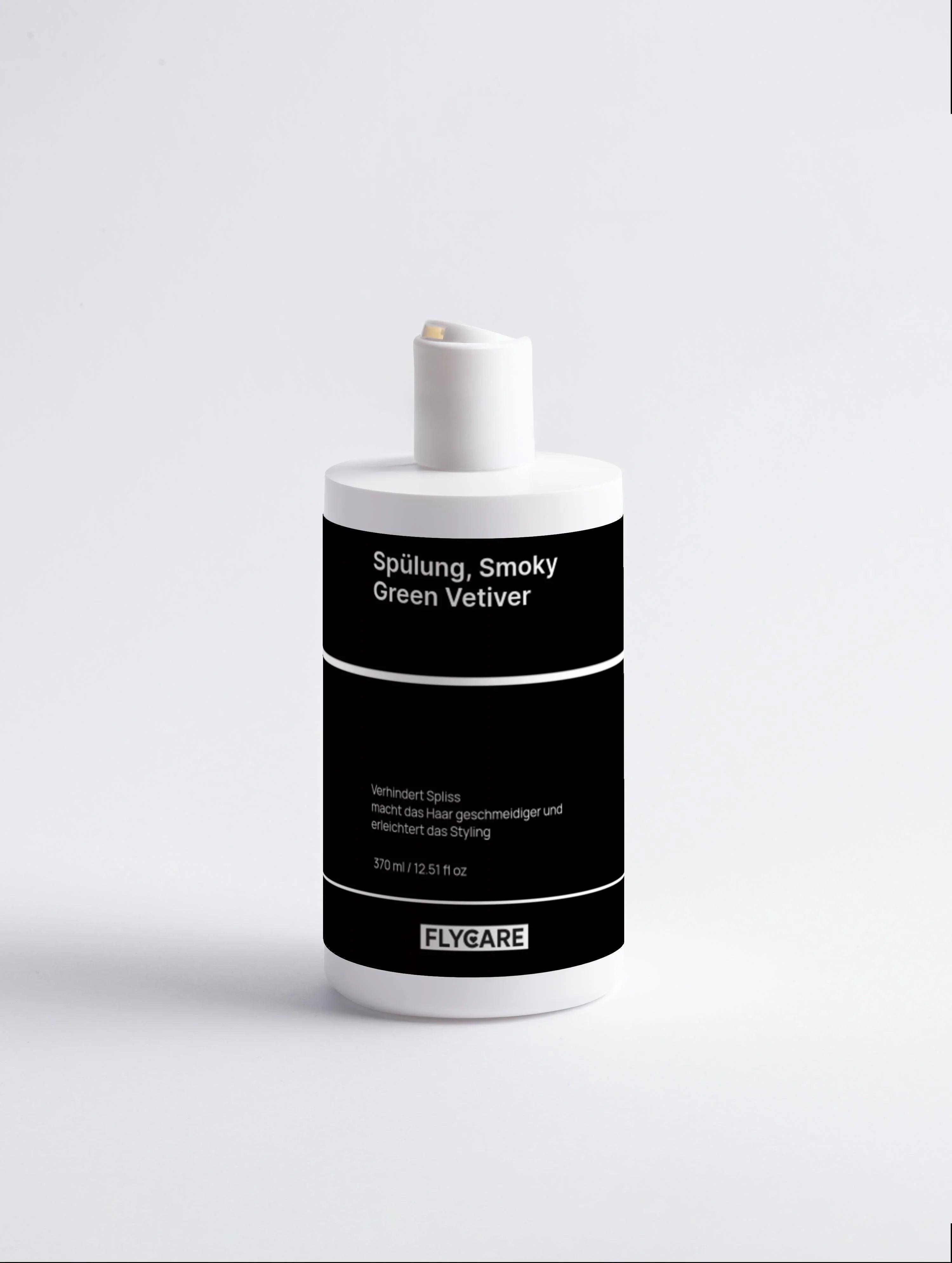 Smoky Green Vetiver Spülung von Flycare, in einer schlichten weißen Flasche mit schwarzem Etikett auf hellem Hintergrund.
