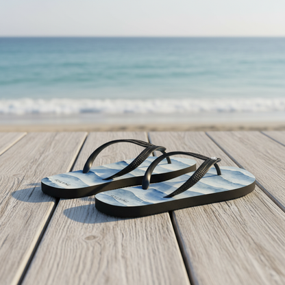 Schwarze flip-flops ocean waves mit hellblauem weißem wellenmuster auf der sohle und schwarzen texturierten riemen
